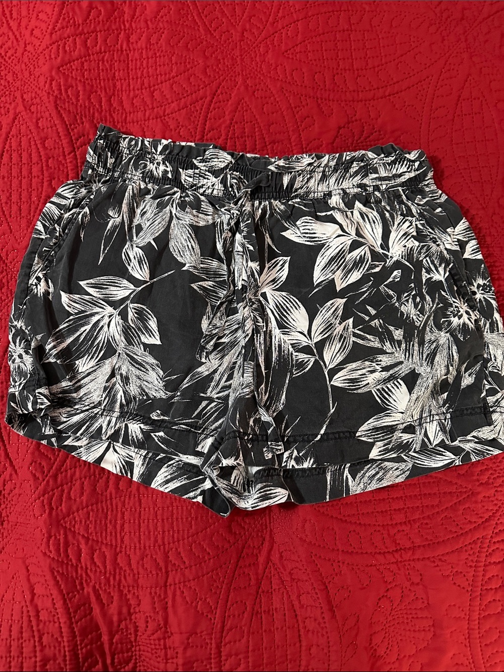 C&C California Black Floral Drawstring Women’s Shorts size large
